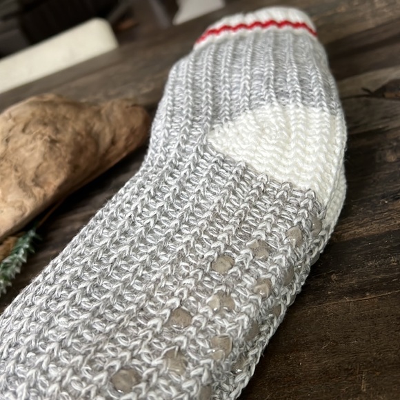 🎁4/$25 - ARDENE warm and fuzzy reading socks - NEW - Picture 2 of 2